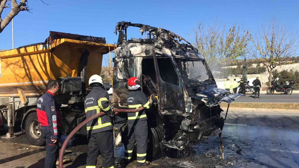 Şanlıurfa’da seyir halindeki tır alev alev yandı