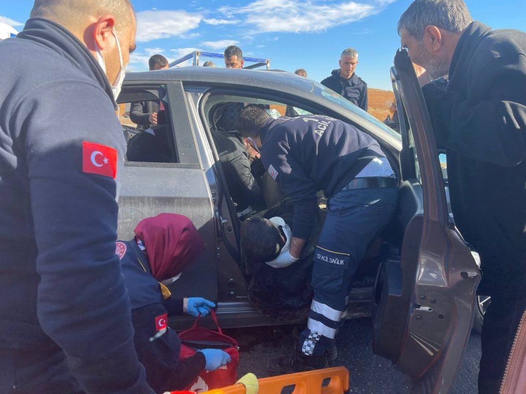 Şanlıurfa’da tır, kamyonet ve otomobil çarpıştı: 1’i asker 3 yaralı