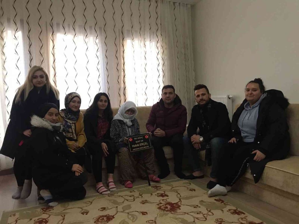 Şehit annesi, oğlunun mezarına fidan dikileceğini öğrenince gözyaşlarına hakim olamadı
