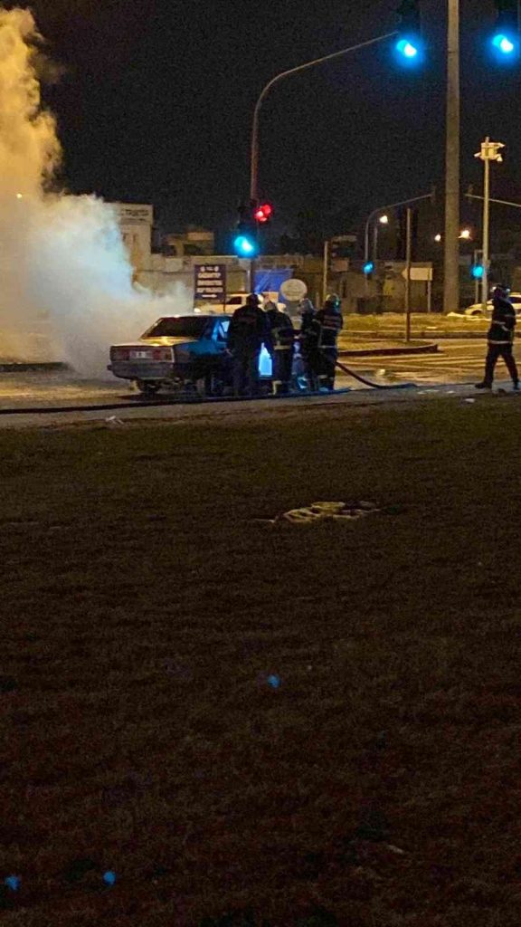 Seyir halindeki otomobil alev aldı