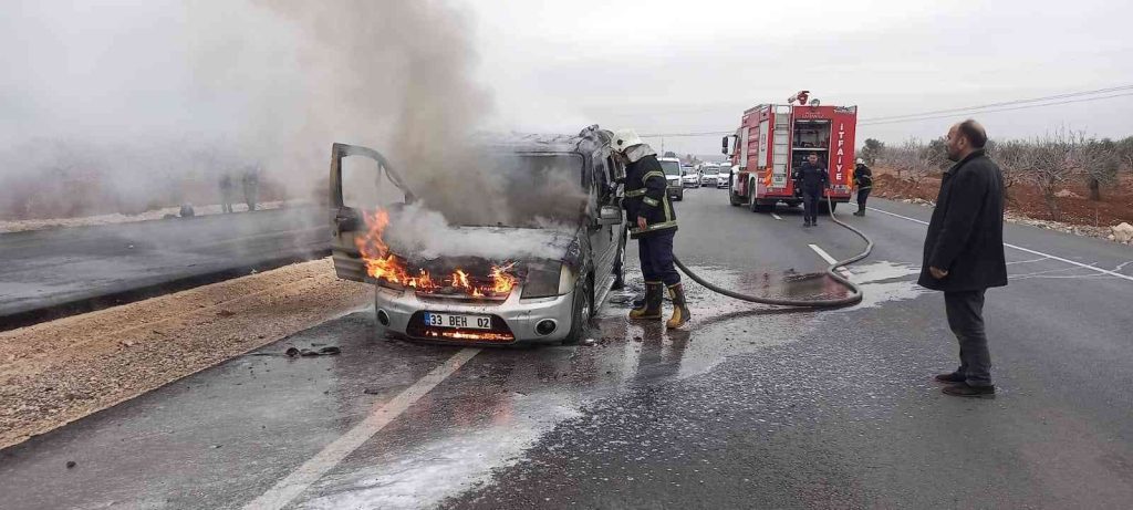 Seyir halindeki ticari araç alev aldı
