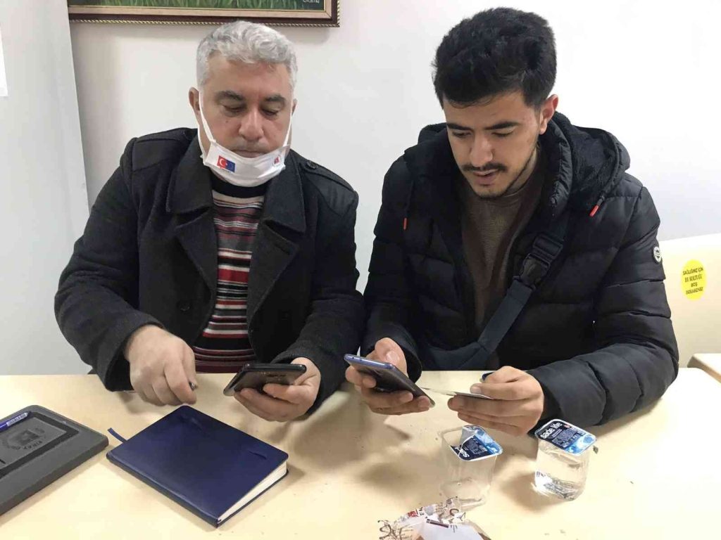 Sigarayı bıraktı, topladığı parayla 4 bin 500 öğrenciye yemek fişi dağıttı