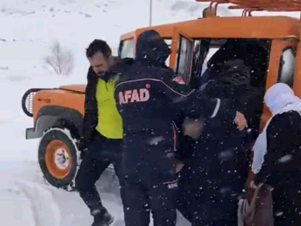 Çermik- Siverek yolunda 23 yolcu son anda kurtarıldı