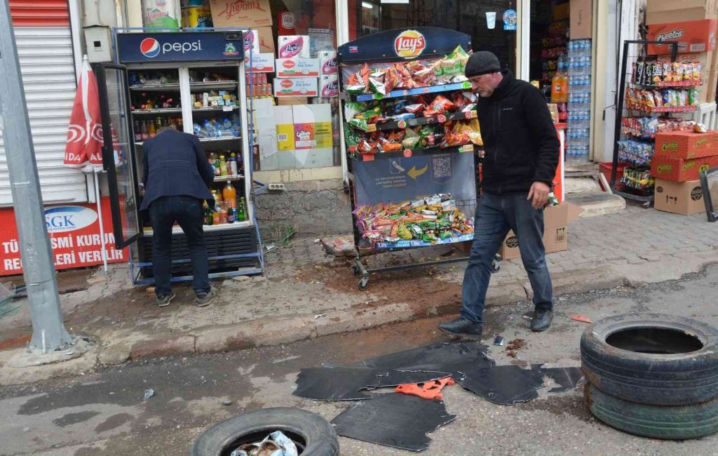 Siverek’te 2 otomobil bir iş yerine girdi