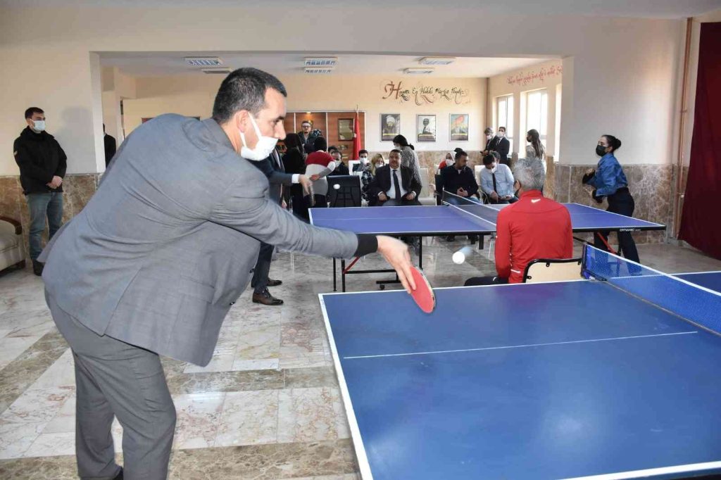 Siverek’te sokak hayvanları yararına masa tenisi turnuvası