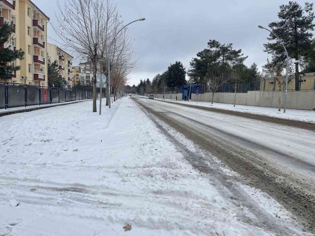 Siverek’te yoğun kar ve tipi hayatı durma noktasına getirdi