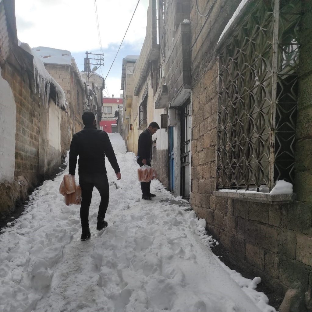 Soğuk kış günlerinde yaşlılara yürekleri ısıtan destek
