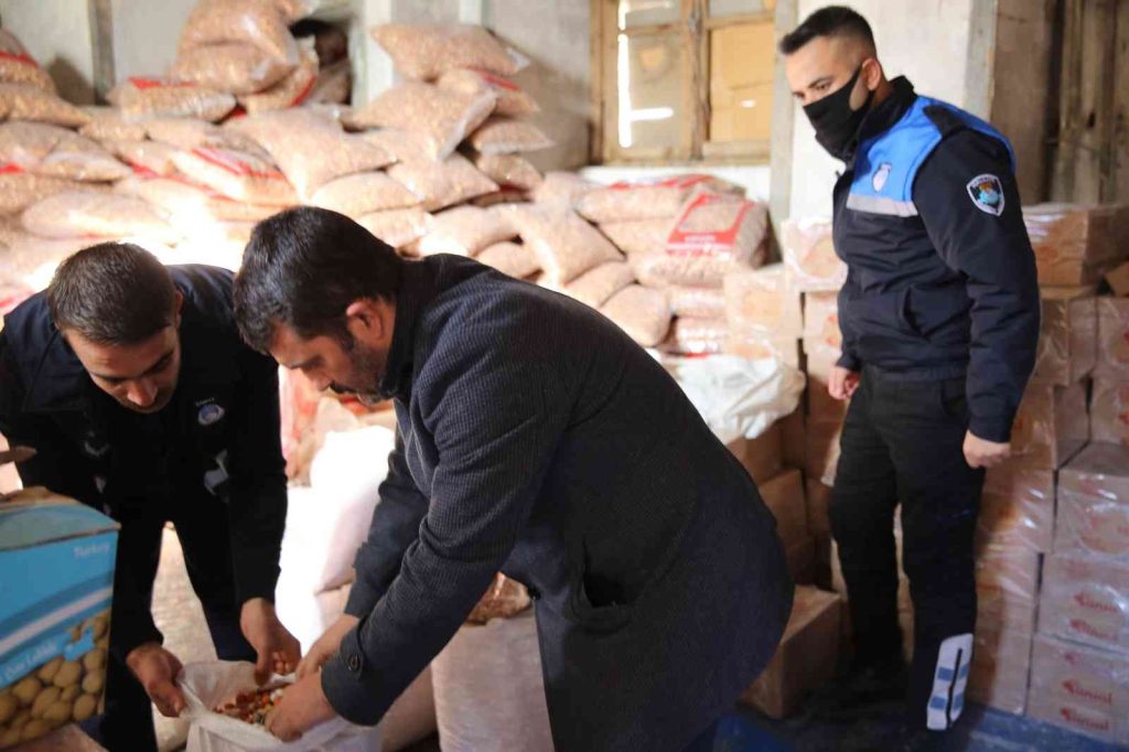 Son tüketim tarihi geçmiş yüzlerce kilo kuruyemiş ele geçirildi