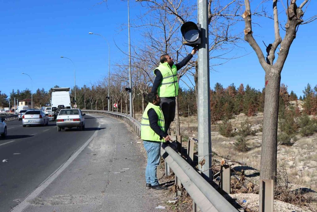 Tehlikeli virajlara flaşörlü önlem