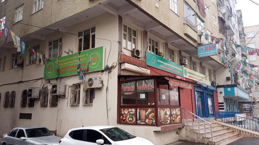 Teröristlere saygı duruşunda bulunan DBP Diyarbakır İl Başkanı Seval Gülmez gözaltına alındı