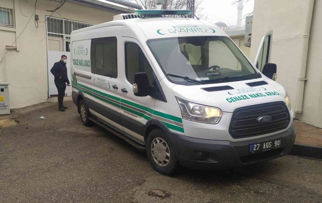 Tırın çarptığı motosikletteki kadın hayatını kaybetti