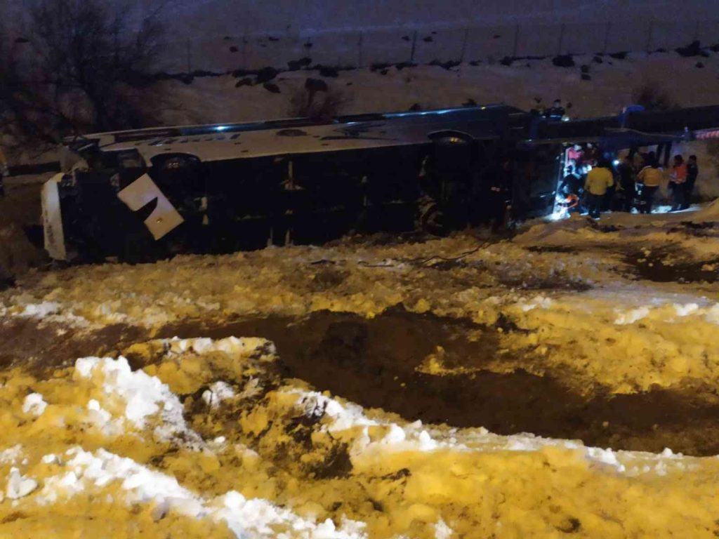 Tırla çarpışan yolcu otobüsü şarampole devrildi: 3’ü ağır 28 yaralı
