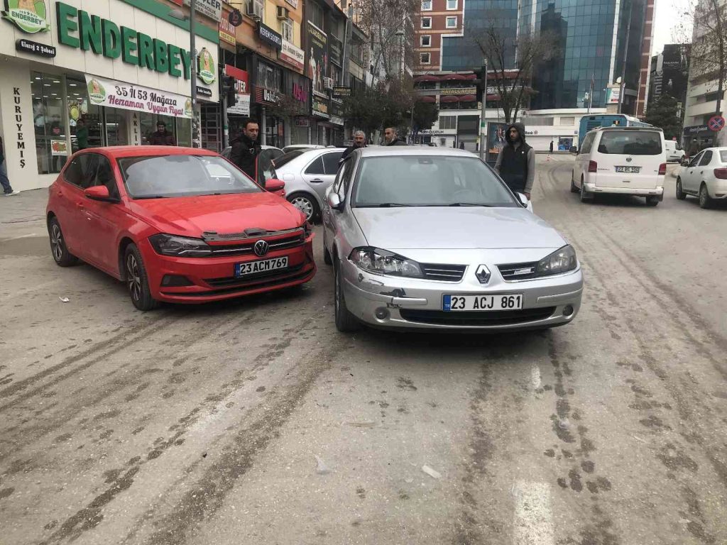 Trafik kazası kameralara yansıdı