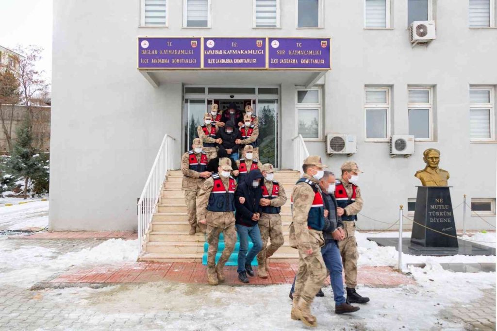 Tren raylarını oksijen tüpüyle kesip çalan 8 şüpheli yakalandı