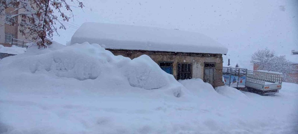 Tunceli’de ev ve arabalar kara gömüldü