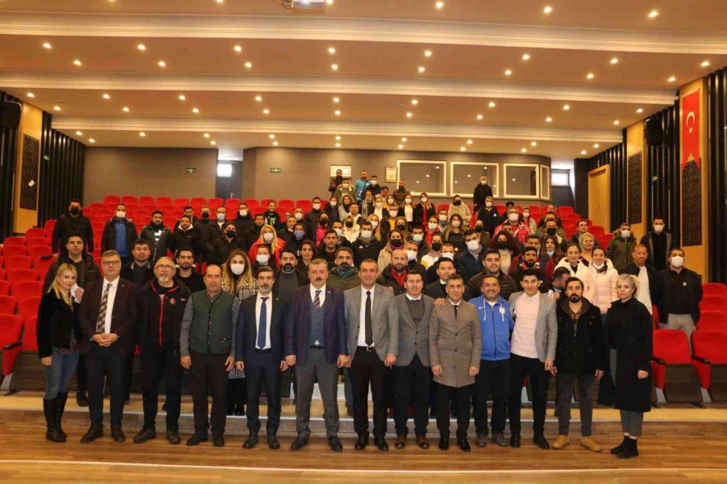 Uslu’dan başarılı antrenörlere teşekkür plaketi
