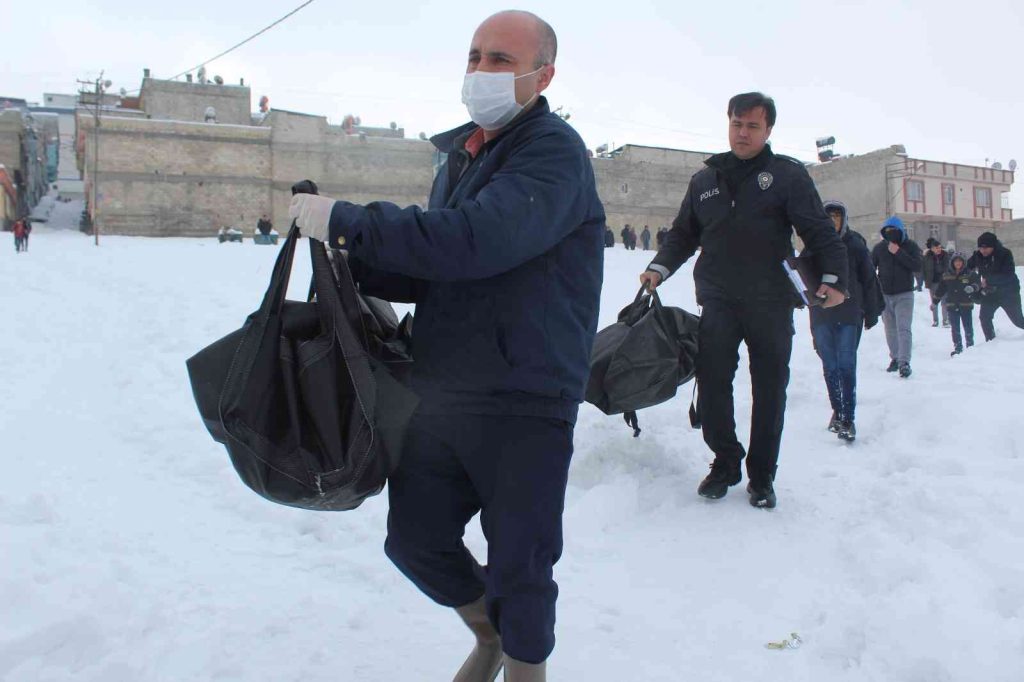 Yangında dumandan etkilenen 2 kardeş öldü