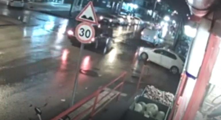 Yayaya çarpıp kaçtı