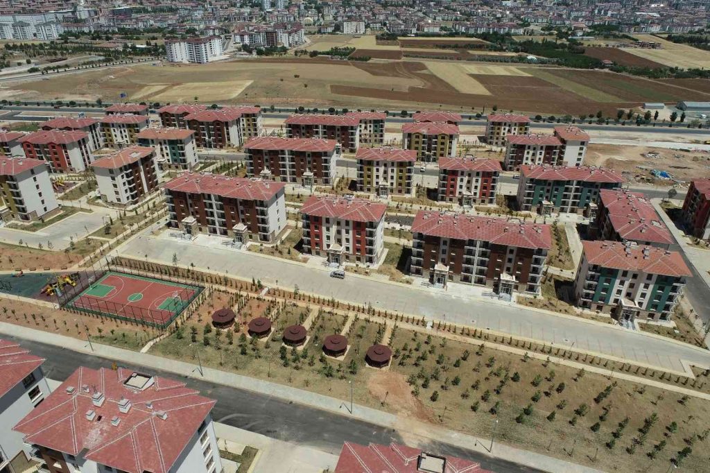 Yeni yuvalarına kavuşan deprem mağdurları: “Evler 5 yıldızlı otel gibi”