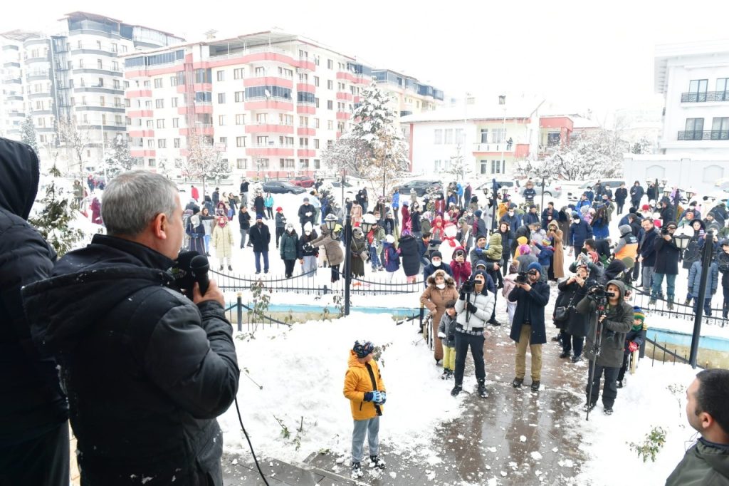 Yeşilyurt’ta düzenlenen ‘1.kartopu ve kardan adamlar şenlikleri’ renkli anlara sahne oldu