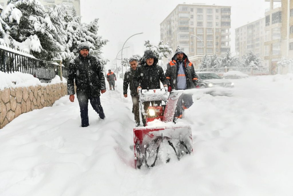 Yeşilyurt’ta kar seferberliği