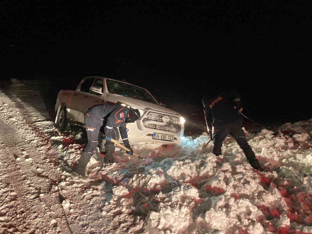 Yoğun tipide mahsur kalan Dicle Elektrik ekibini askerler ve AFAD kurtardı