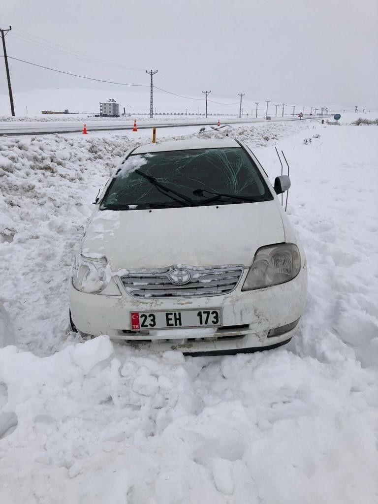 Yoldan çıkan otomobil kara saplandı: 3 yaralı