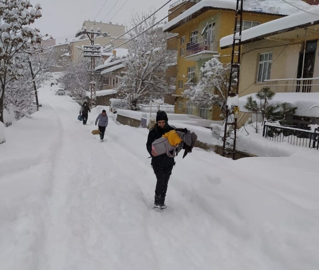 Yollar kapanınca hastalanan bebeği zabıta hastaneye ulaştırdı