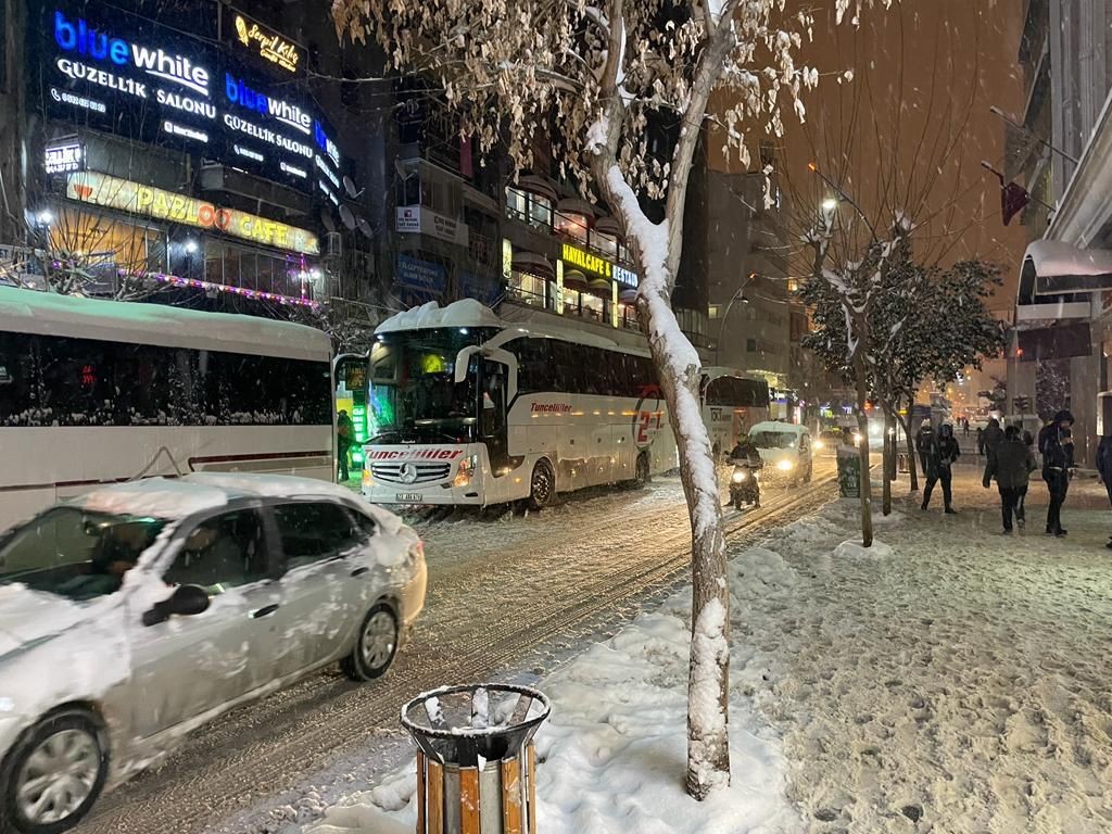 Yollarda mahsur kalan 417 vatandaş yurt ve otellere yerleştirildi