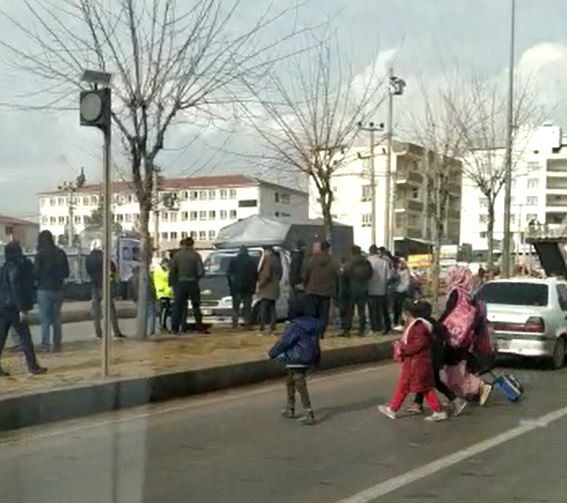 Yolun karşısına geçmeye çalışan çocuğa araç çarptı