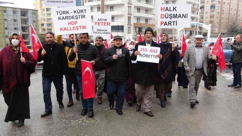 Yunanistan’da kaçırılan oğlu için evlat nöbetine katıldı