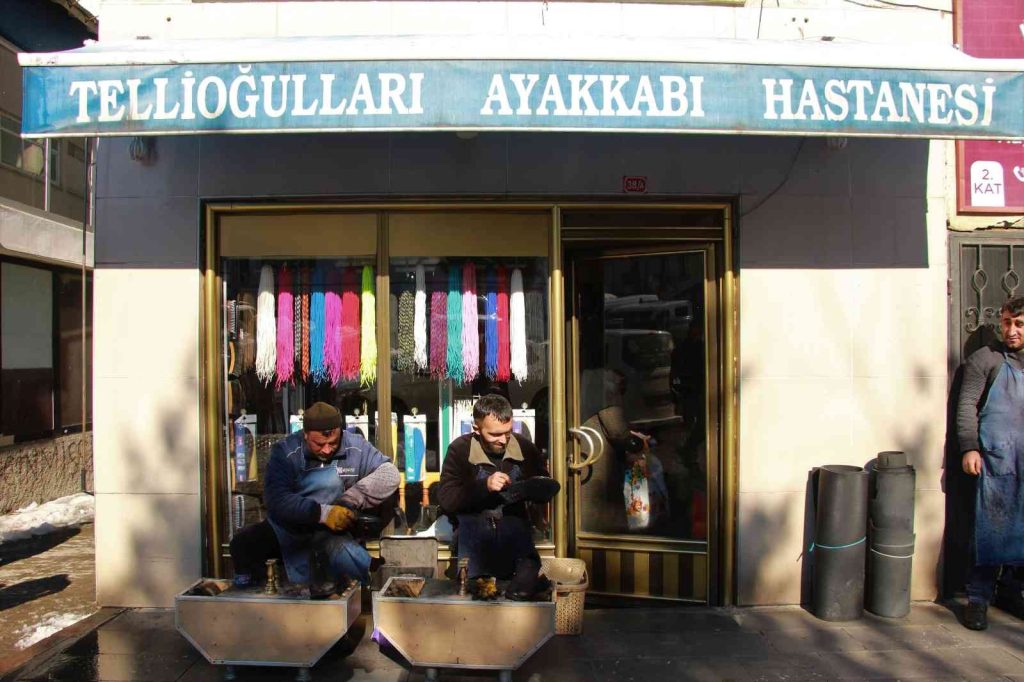 16 metrekarelik ’Ayakkabı hastanesinde’ 6 kişi evine ekmek götürüyor