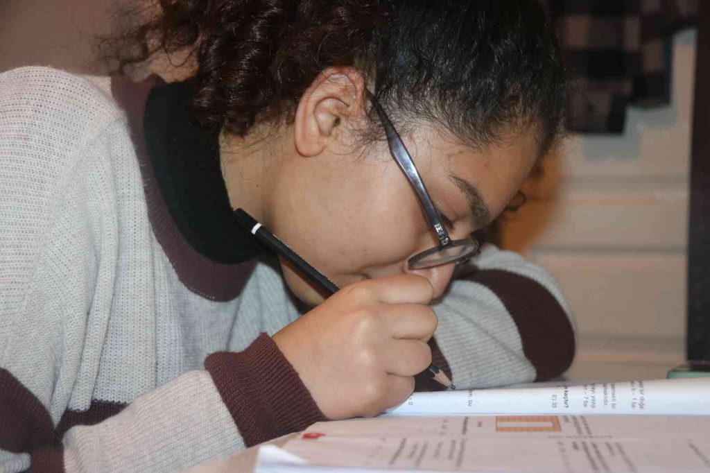 35 santimetreye kadar zor gören genç kız, beyin cerrahlığı hayalini kaybetmemek için yardım bekliyor