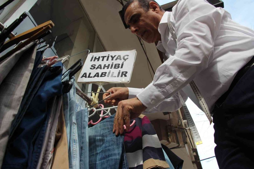 68 Yaşındaki terzi yıllardır  ’Askıda Kıyafet’ ile ihtiyaç sahiplerini sevindiriyor