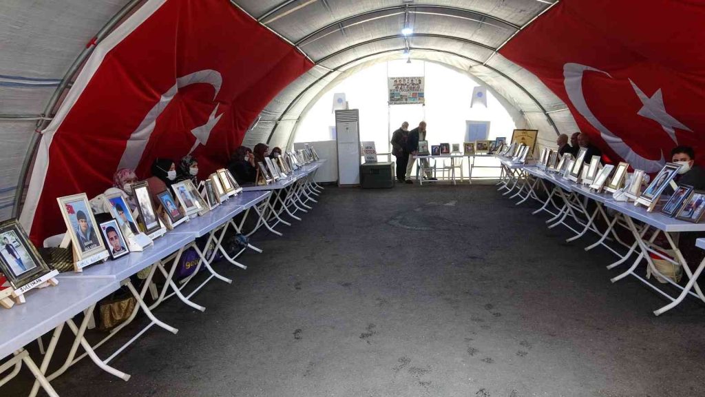 8 yıldır kızından ayrı olan evlat nöbetindeki anneden kızına “evine dön” çağrısı