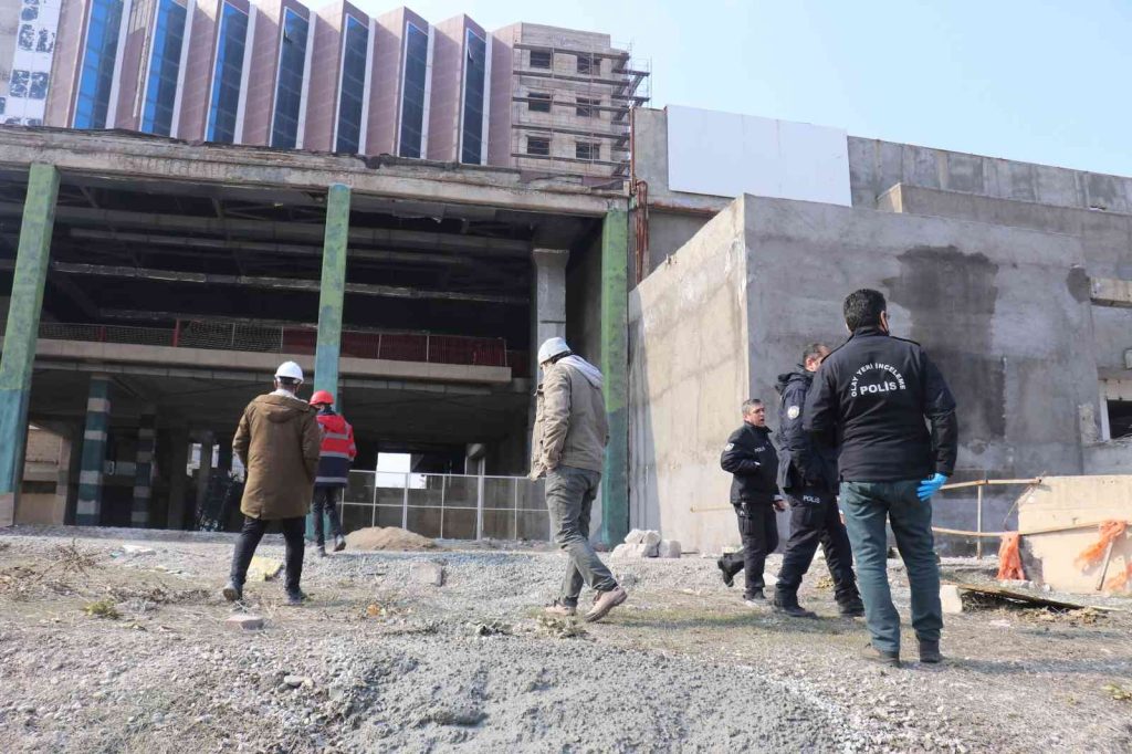 Alışveriş merkezi inşaatında yaralı halde bulundu