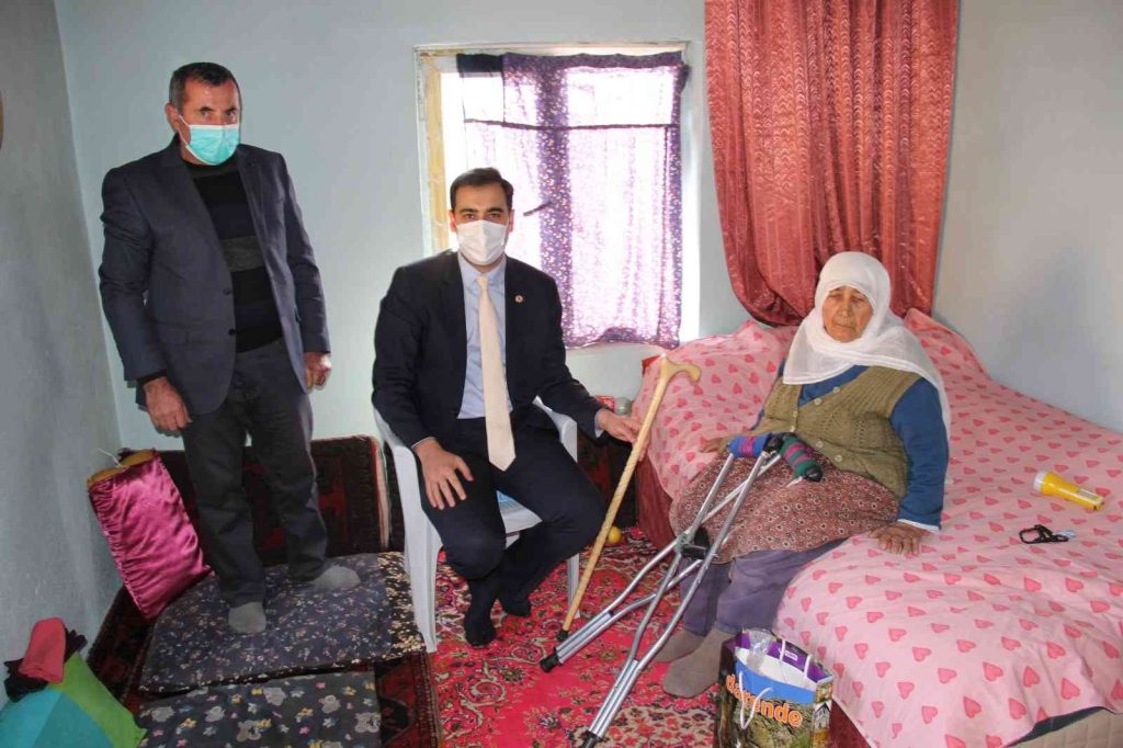 Asırlık Raziye nine duygulandı