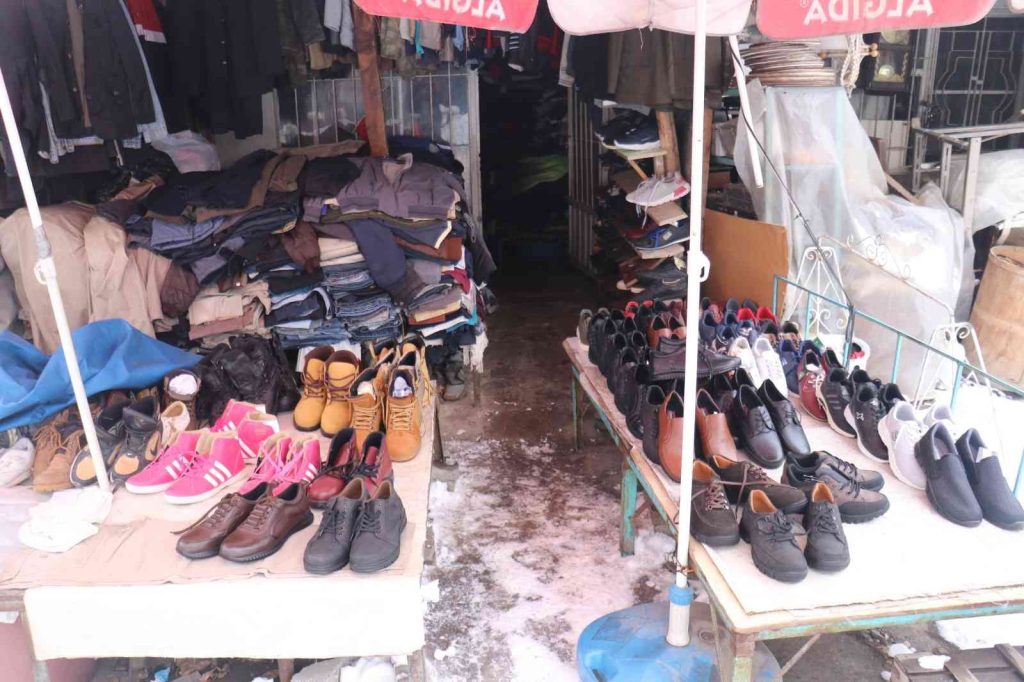 Ayakkabı hırsızları polisten kaçamadı