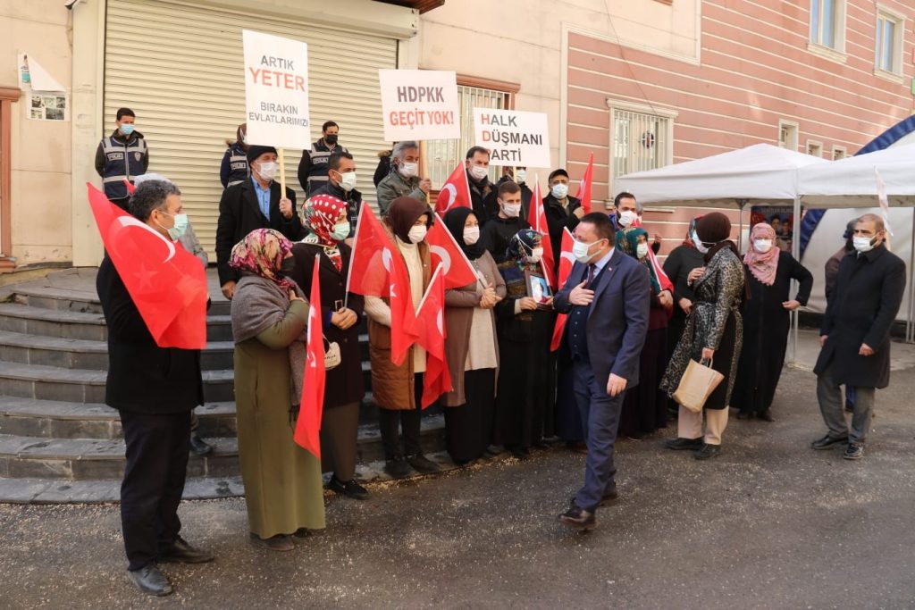 Bağlar Belediye Başkanı Beyoğlu, evlat nöbetindeki ailelere ziyarette bulundu