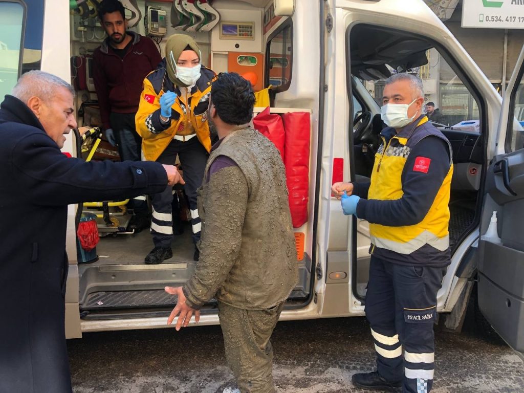 Bakan Koca üzeri kirli olduğu için ambulansa binmek istemeyen işçiyi paylaştı