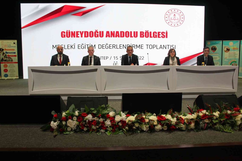 Bakan Özer: “Mesleki Eğitim Liseleri ile, 28 Şubat zihniyetinin kat sayı uygulamasının kaybettirdiği özgüveni yeniden sağlıyoruz”