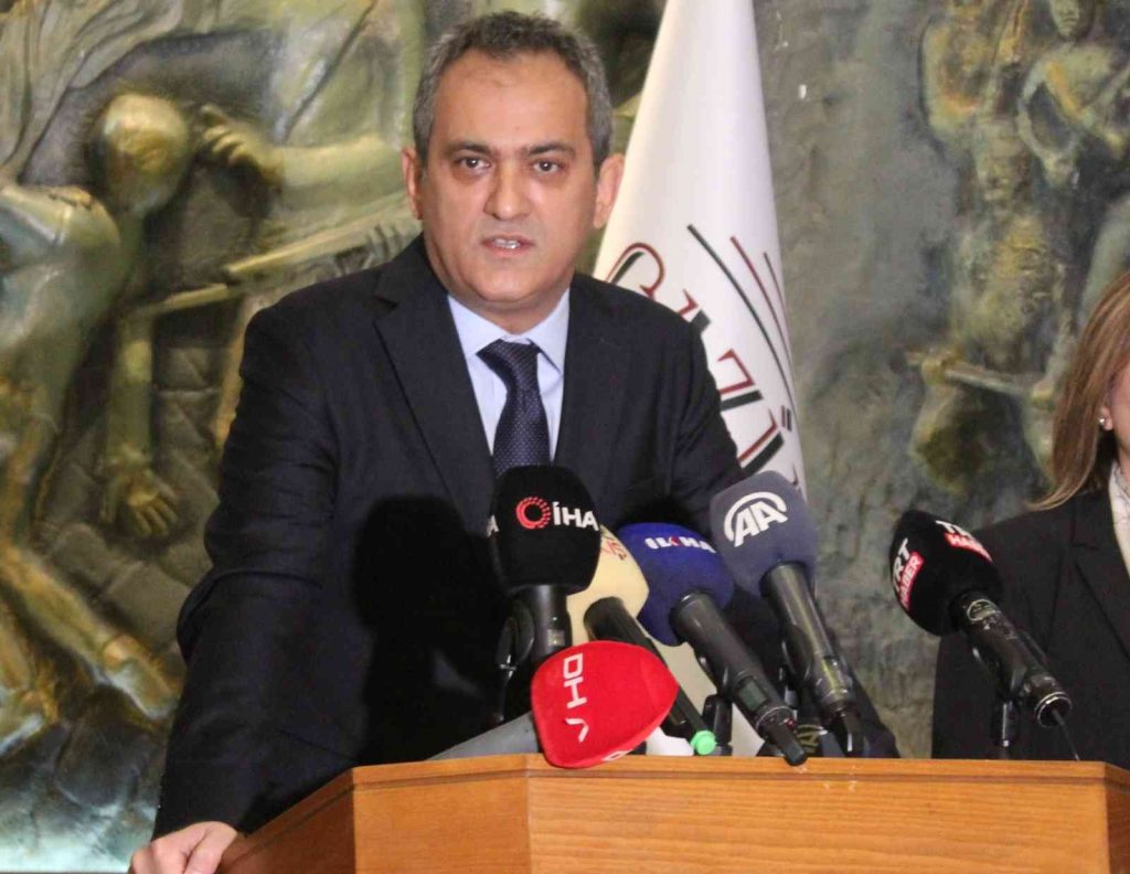 Bakan Özer: “Salgın nedeniyle tüm sınıfları kapalı olan okulumuz bulunmamakta”