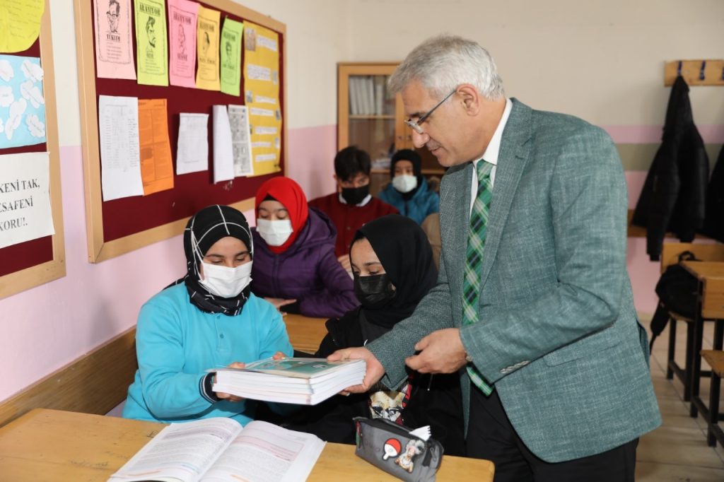 Battalgazi’deki öğrencilere eğitim desteği sürüyor