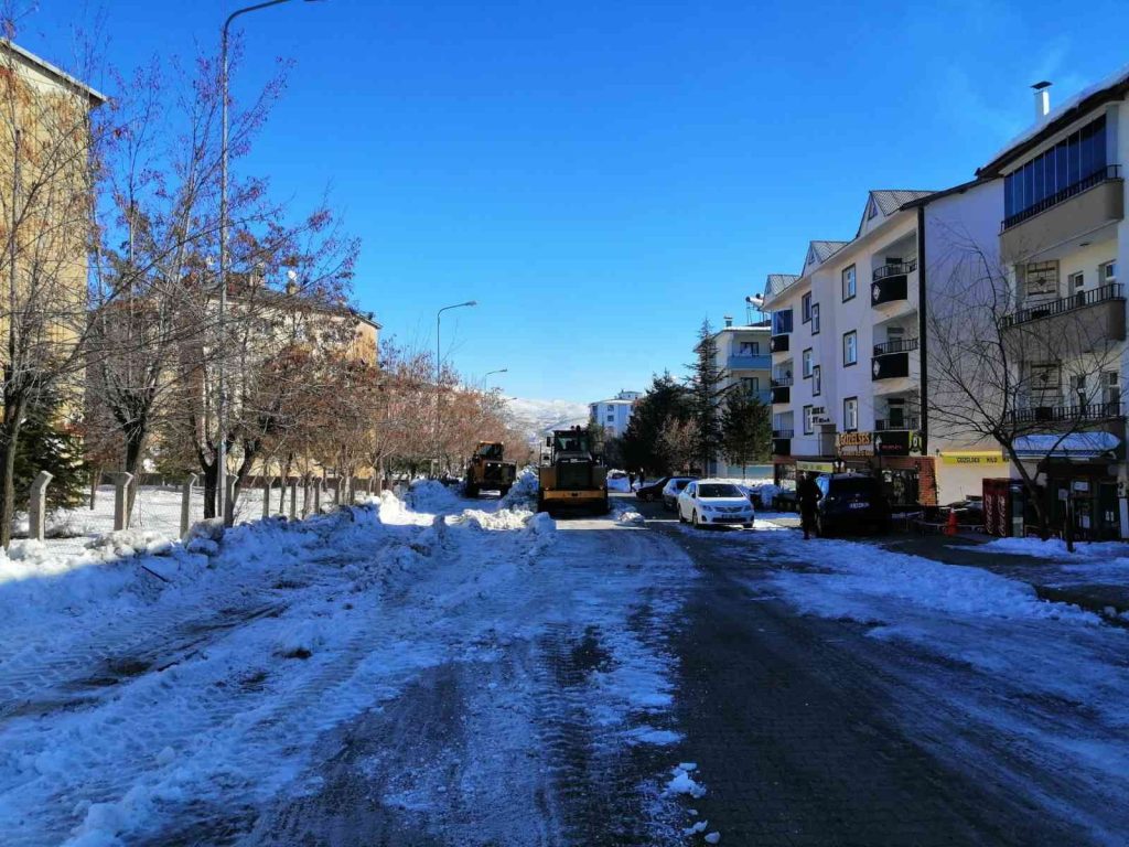 Bingöl Belediyesi karla mücadeleye devam ediyor