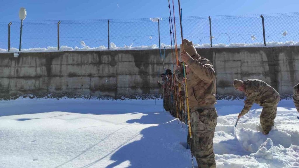 Bingöl’de güvenlik korucularına çığ eğitimi verildi