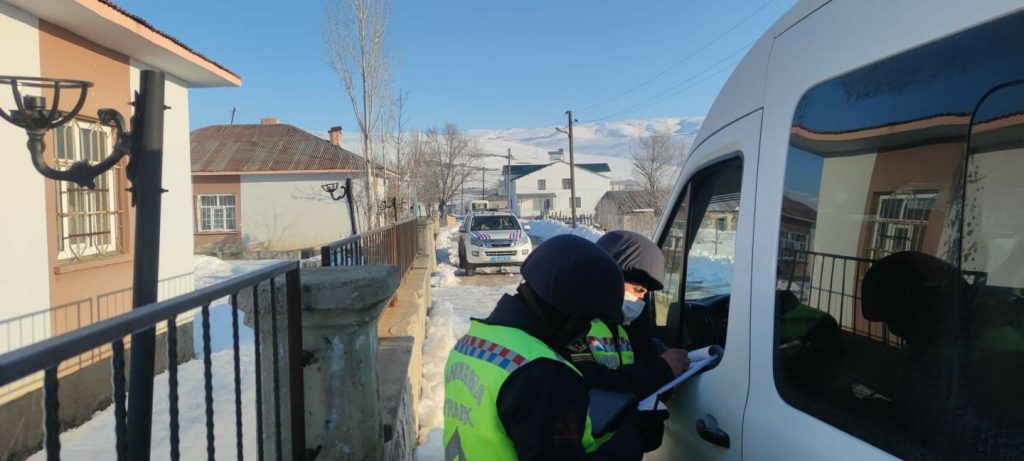Bingöl’de jandarma okul servislerini denetledi