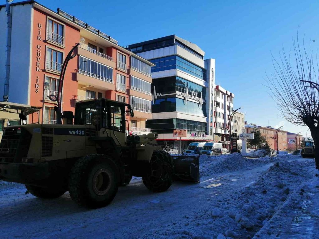Bingöl’de karla mücadele sürüyor