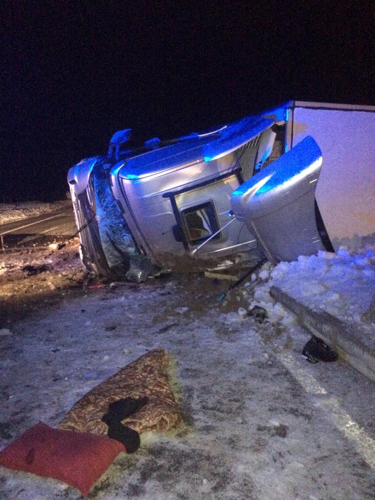 Bingöl’de tır devrildi: 1 yaralı