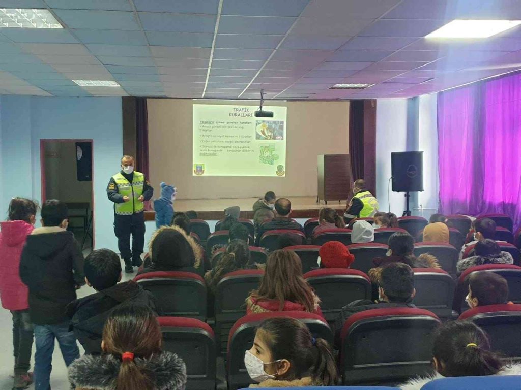 Bingöl’de trafik ekipleri öğrencileri bilgilendirdi