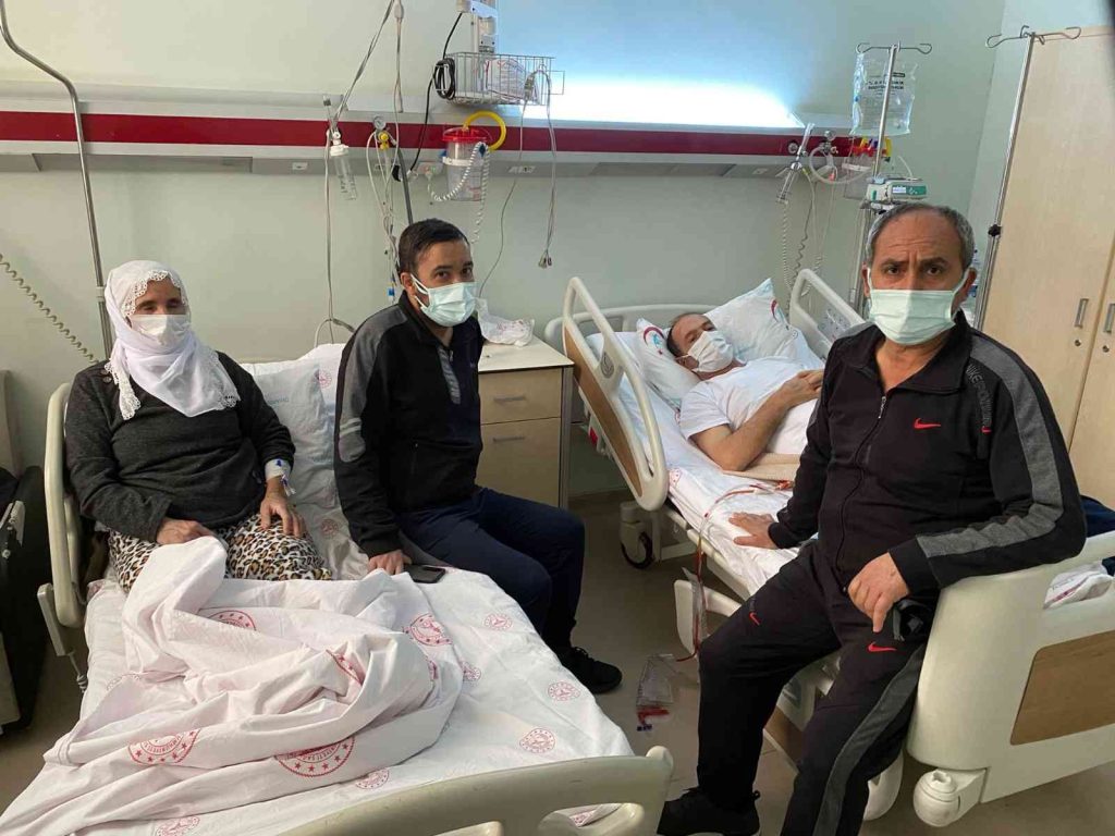 Çapraz nakille 4 kişiye aynı anda böbrek nakli yapıldı, organ ailesi oldular